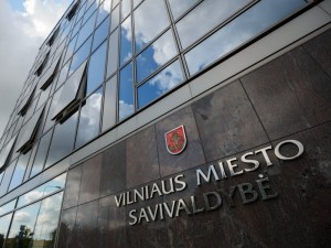 Buvusio Antakalnio poliklinikos vadovo Evaldo Navicko teigimu, Vilniaus miesto savivaldybė neturi aiškaus reglamentavimo, o konkursus vykdo vadovaudamasi nutarimu. O teisės aktuose numatyta konkurso eiga esą jiems negalioja.