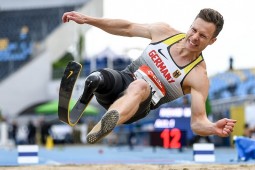 Mokslininkai nustatė, kad Markus Rehm ir kiti pasaulinio lygio šuolininkai į tolį su žemiau kelio amputuotomis galūnėmis naudoja kitokią šuolio techniką nei atletai be protezų. Nors elastingos protezų plokštelės gali apriboti maksimalų šuolininko įsibėgėjimo greitį, jos leidžia naudoti geresnę atsispyrimo techniką.