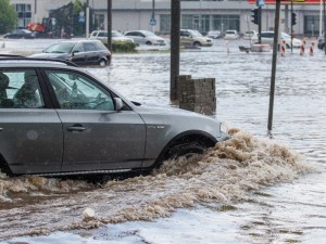 Nors kritulių kiekis Lietuvoje pastarąjį dešimtmetį nežymiai sumažėjo, prognozuojama, kad gausių kritulių dienų skaičius šiame šimtmetyje nuo dabartinių 14-16 dienų didės iki 18-20 dienų.