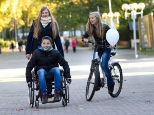 Lietuvos žmonių su negalia sąjunga teigia, kad daugeliui savarankiškumo įgūdžius ugdančių vaikų judėjimas ir keliavimas yra mokymosi proceso dalis, todėl jie privalo turėti galimybę judėti kartu su bendraamžiais. Lietuvos neįgaliųjų forumo nuotr.