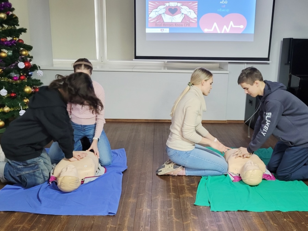 Devyniose sostinės mokyklose vykusioje programoje „Tuk tuk širdele – būk sveika“ šiemet dalyvavo 866 vaikai. Bene daugiausiai emocijų virė pirmosios pagalbos ir gaivinimo paskaitose. „Ar tikrai taip stipriai reikia spausti?“, „O jeigu sulaužysiu manekeną?“ – baiminosi mokiniai.