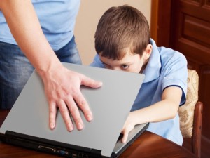 Šiandienos vaikai ir paaugliai – amžiaus grupė, kuri yra gimusi skaitmeninių prietaisų apsuptyje, todėl jie nuo kompiuterinių žaidimų yra labiausiai pažeidžiami. 