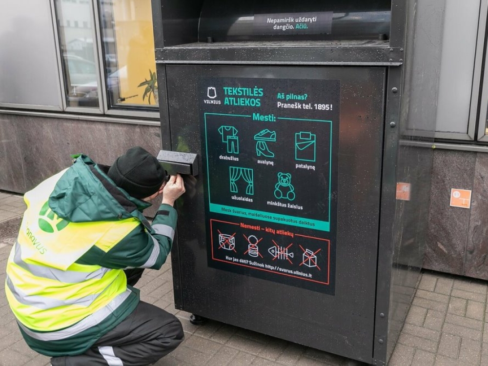 Nuo šių metų pradžios įsigaliojo pokyčiai, kurie turėtų padėti sumažinti šį rodiklį, nes į tekstilės atliekų konteinerius bus galima mesti ne tik pakartotiniam naudojimui tinkamus drabužius, avalynę ir tekstilę, kaip kad buvo iki šiol, bet ir tą, kuri jau nebetinkama dėvėti.