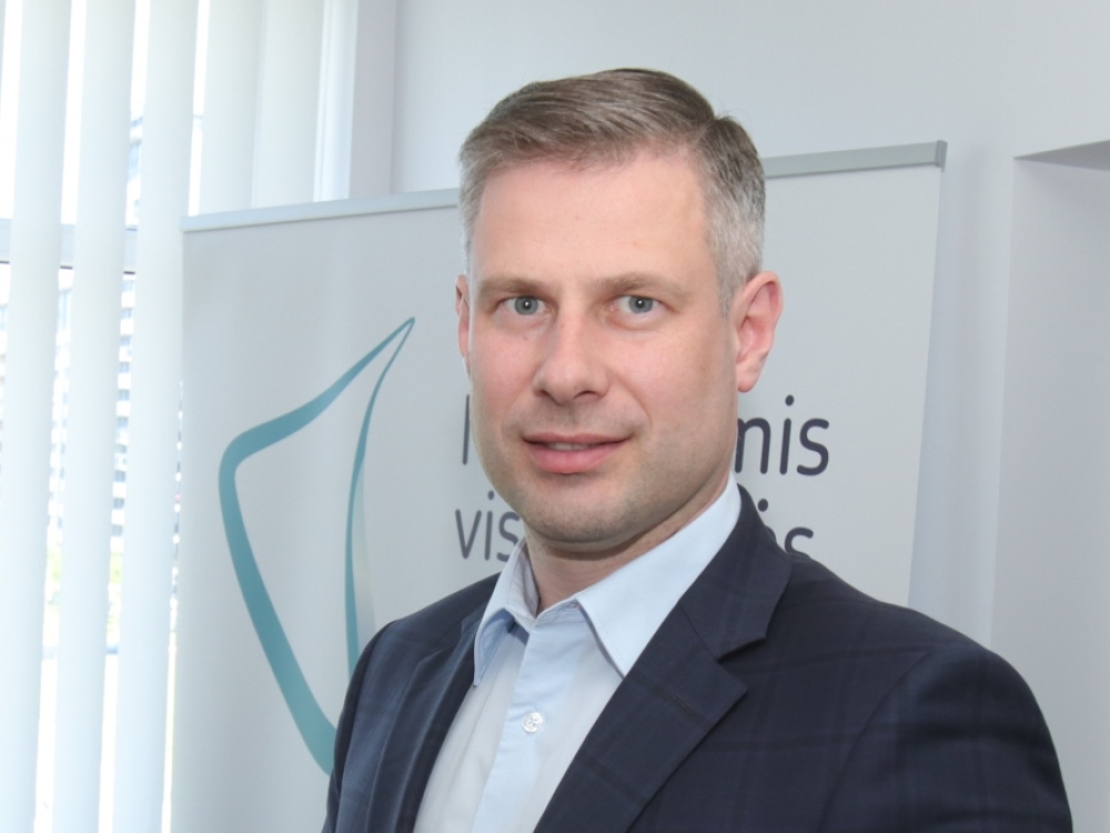 „Kovoti su antivakseriais nėra reikalo. Jų tik apie 15 procentų. Mūsų tikslas – paveikti žmonių grupę, kuriems trūksta oficialios informacijos, kurie bijo šalutinio skiepų poveikio“, - sako Nacionalinio visuomenės sveikatos centro direktorius Vaidotas Gruodys.