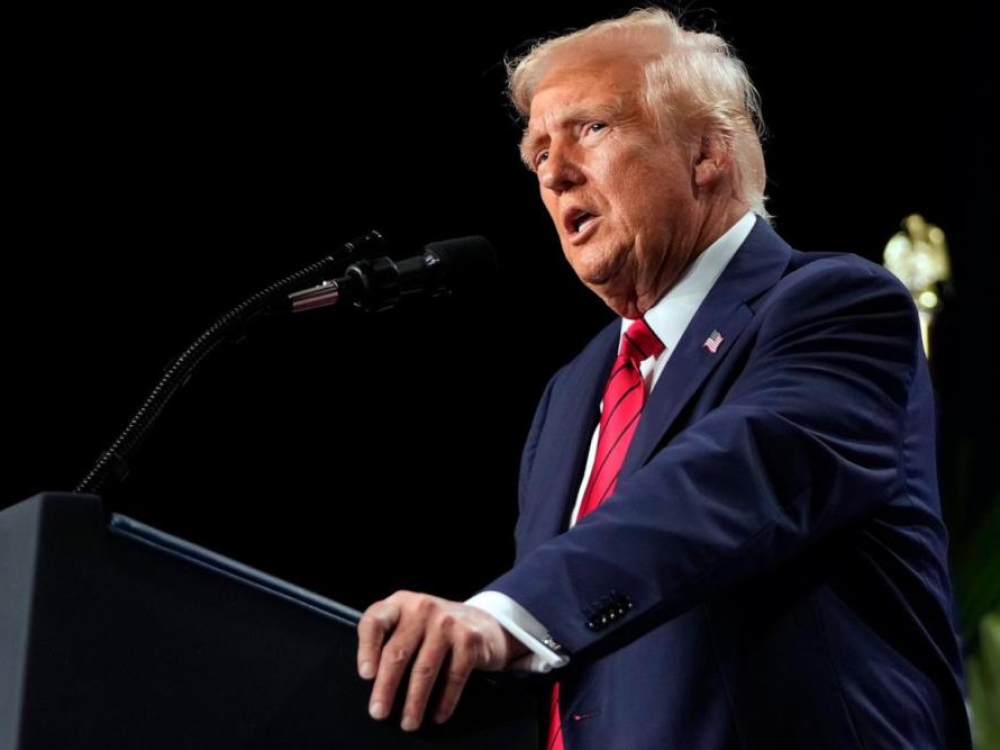 Besibaigiant sausiui JAV prezidentas Donaldas Trumpas sudavė smūgį translyčių asmenų sveikatos priežiūrai. Jis pasirašė vykdomąjį įsakymą, kuriuo grasinama nutraukti federalinį finansavimą ligoninėms, teikiančioms su lyties keitimu susijusį gydymą jaunesniems nei 19 metų pacientams, praneša „The Guardian“.