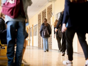 Mokytojai įvardija ne vieną atvejį, kai mokykla negali imtis jokių priemonių, net pagavusi vaiką vartojantį draudžiamas medžiagas, nes nesulaukia pritarimo iš šeimos. Specialistų nuomone, Lietuvoje akivaizdžiai trūksta efektyvių teisinių mechanizmų, leidžiančių mokykloms imtis konkretesnių veiksmų.