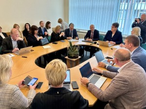Parlamentinė kontrolė virto pagyrų sutartine