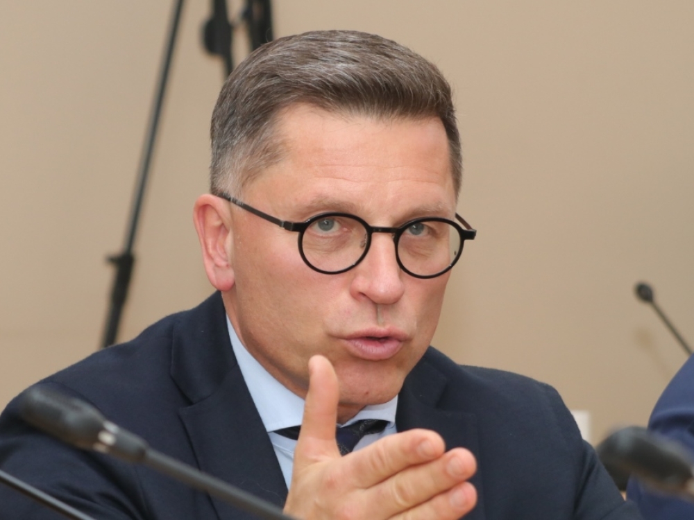 „Jei valstybė žada padengti visas išlaidas, tegul pažada ir tai, kad niekas niekada nesirgs, – apie valdančiųjų ketinimą drausti pacientų priemones ironizavo Lietuvos privačių sveikatos priežiūros įstaigų asociacijos prezidentas Laimutis Paškevičius. – Realybėje neįmanoma turėti vienu metu nemokamą, greitą ir kokybišką sveikatos sistemą – resursai visada yra riboti.“