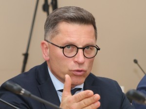 „Jei valstybė žada padengti visas išlaidas, tegul pažada ir tai, kad niekas niekada nesirgs, – apie valdančiųjų ketinimą drausti pacientų priemones ironizavo Lietuvos privačių sveikatos priežiūros įstaigų asociacijos prezidentas Laimutis Paškevičius. – Realybėje neįmanoma turėti vienu metu nemokamą, greitą ir kokybišką sveikatos sistemą – resursai visada yra riboti.“