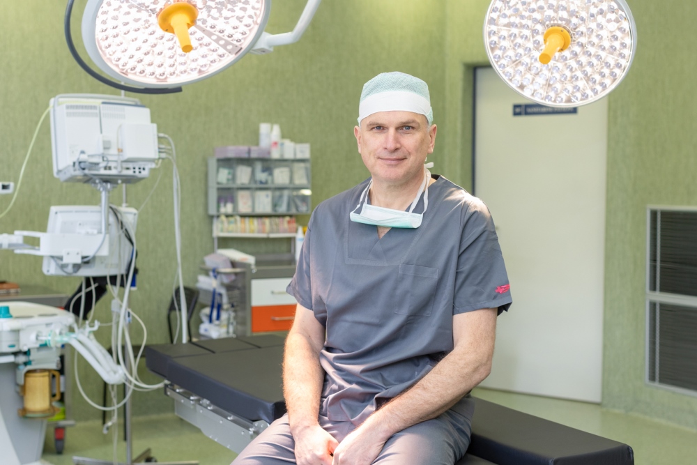 „Prieš kiekvieną endoprotezavimo procedūrą vyksta savotiška generalinė repeticija – pasitelkdami pažangias kompiuterines programas, ruošiame detalų operacijos planą. Pacientus kompiuteryje jau būname „išoperavę“ iš vakaro, tad kitą dieną telieka procedūrą realizuoti tikroje operacinėje“, – sako Respublikinės Vilniaus universitetinės ligoninės gydytojas ortopedas traumatologas doc. dr. Tomas Sveikata.