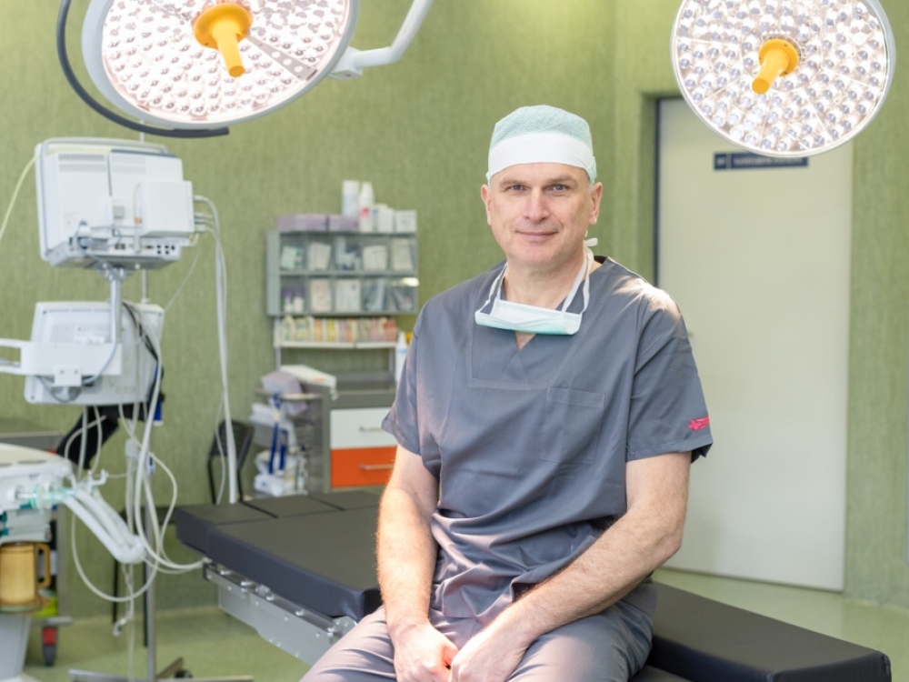 „Prieš kiekvieną endoprotezavimo procedūrą vyksta savotiška generalinė repeticija – pasitelkdami pažangias kompiuterines programas, ruošiame detalų operacijos planą. Pacientus kompiuteryje jau būname „išoperavę“ iš vakaro, tad kitą dieną telieka procedūrą realizuoti tikroje operacinėje“, – sako Respublikinės Vilniaus universitetinės ligoninės gydytojas ortopedas traumatologas doc. dr. Tomas Sveikata.