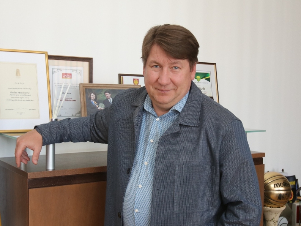 „Natūralu, tikėjausi palankaus Konkurencijos tarybos sprendimo. Juk ne tarp bandelių kepyklų konkuruojame. Tai – viešosios paslaugos, valstybės įstatymais reguliuojama veikla“, – apie Konkurencijos tarnybos sprendimą kalbėjo Akmenės savivaldybės meras Vitalijus Mitrofanovas.