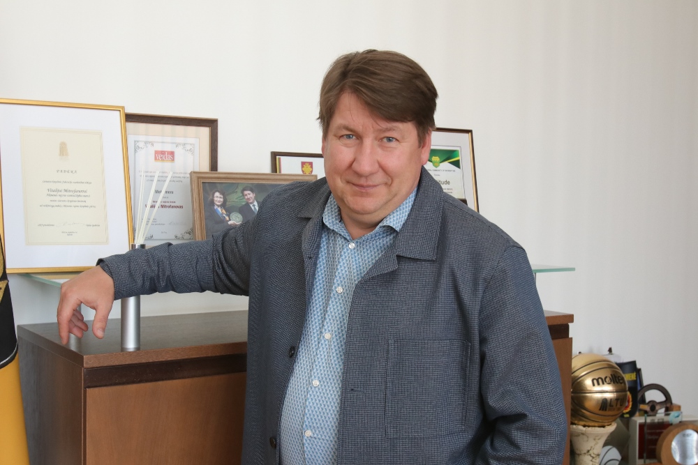 „Natūralu, tikėjausi palankaus Konkurencijos tarybos sprendimo. Juk ne tarp bandelių kepyklų konkuruojame. Tai – viešosios paslaugos, valstybės įstatymais reguliuojama veikla“, – apie Konkurencijos tarnybos sprendimą kalbėjo Akmenės savivaldybės meras Vitalijus Mitrofanovas.