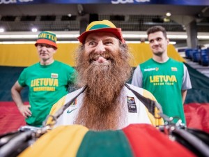 „Prognozuoju, kad Europos krepšinio čempionato finale žaisime su latviais Rygoje, ten juos nugalėsime, ir bus labai geras čempionatas!“ – sako Lietuvos krepšinio sirgalius, verslininkas ir metalistas Tomas Balaišis-Sėkla.
