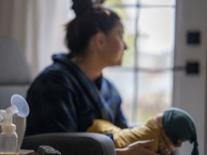 Šiuo metu Lietuvoje mamai, kuriai reikalingas stacionarinis gydymas dėl pogimdyminės depresijos, tenka atsiskirti nuo kūdikio, o tai kelia papildomą stresą ir gali trukdyti sveikti. Mamos ir kūdikio skyriai padėtų ne tik užtikrinti medicininę priežiūrą, bet ir leistų palaikyti motinos bei kūdikio ryšį.
