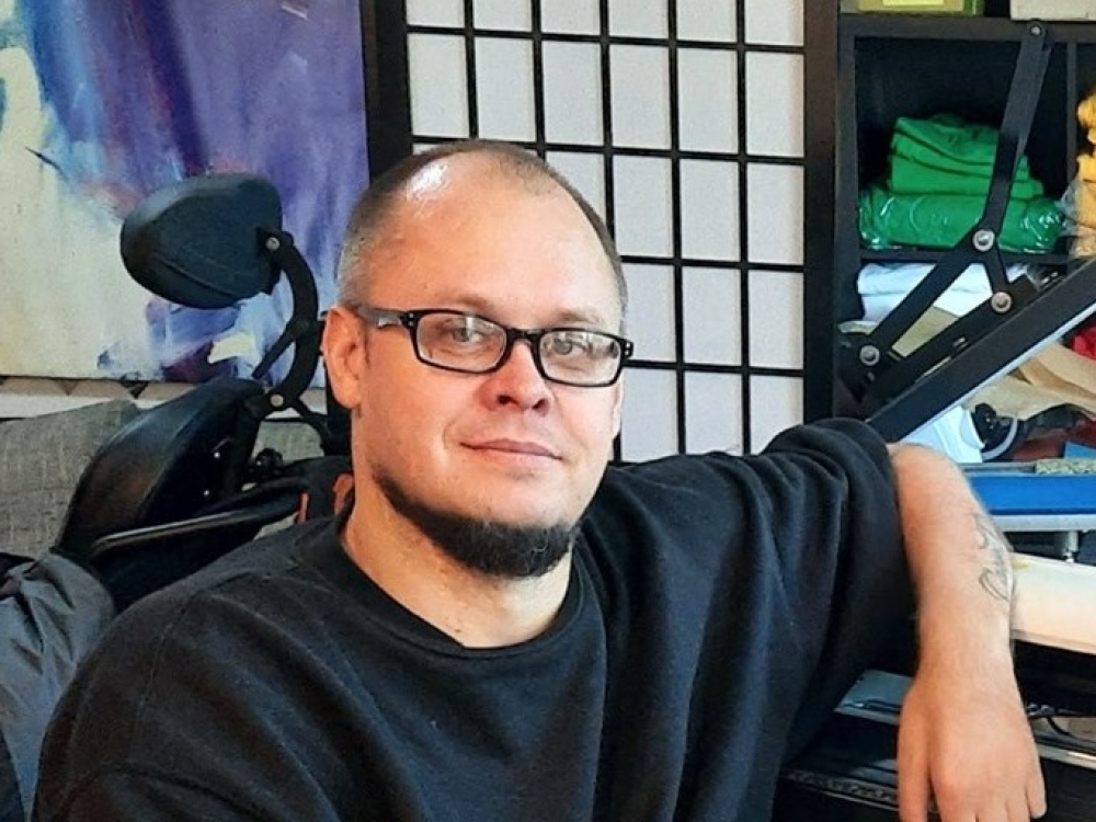 „Man sakydavo, kad tokių kaip aš – ne vienas. Prisitaikysiu, net automobilį vairuosiu. Maniau, jog mane tiesiog guodžia. Kaip gi aš nevaldantis galūnių tai galėsiu padaryti. Dabar jau suprantu...“ – šypsosi sako 42-ejų rokiškėnas Marius Purtulys, pridūręs, kad po traumos mokęsis laikyti šaukštelį, valgyti, ryti, valytis dantis.