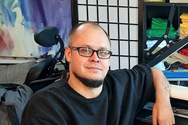„Man sakydavo, kad tokių kaip aš – ne vienas. Prisitaikysiu, net automobilį vairuosiu. Maniau, jog mane tiesiog guodžia. Kaip gi aš nevaldantis galūnių tai galėsiu padaryti. Dabar jau suprantu...“ – šypsosi sako 42-ejų rokiškėnas Marius Purtulys, pridūręs, kad po traumos mokęsis laikyti šaukštelį, valgyti, ryti, valytis dantis.