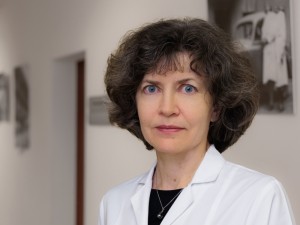 „Nors turime daug vertingų technologinių naujovių, žmogiškasis faktorius išlieka be galo svarbus. Aparatas nedirbs be specialisto. Greta paciento visuomet stovi žmogus, kuris su juo bendrauja, stebi reabilitacijos eigą, padeda pritaikyti tinkamiausias priemones“, - sako LSMU Kauno ligoninės fizinės medicinos ir reabilitacijos gydytoja Daiva Pažėrienė.