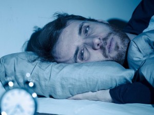 Lėtinė nemiga gali turėti rimtų pasekmių, ypač jei žmogus ilgą laiką miega mažiau nei penkias valandas per parą. 