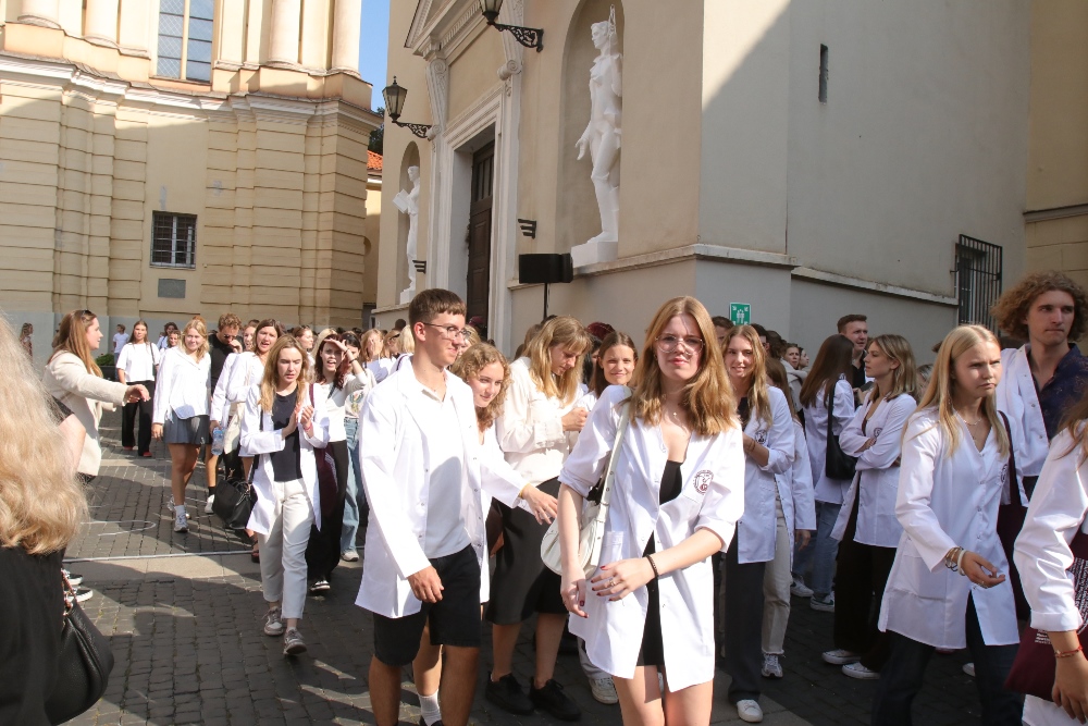 Aukštosiose mokyklose nuo gegužės prasidėjo priėmimo procesai. Gydymo įstaigoms kovojant dėl kiekvieno mediko – viltys į jų paruošimą. Deja, šiemet nenumatyta nė viena vieta daugiau medicinos studijose.