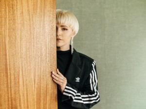 „Mano dainos, tikiu, turi nemažą emocinį užtaisą ir be šios būsenos. Dainomis nesinori sukelti blogų emocijų, norisi išgyventi kartu su klausytojais, „išventiliuoti“ jausmus ir paleidus pasijusti geriau“, - kompozitorė, LATGA tarybos pirmininkė ir meno doktorantė Raminta Naujanytė-Bjelle.