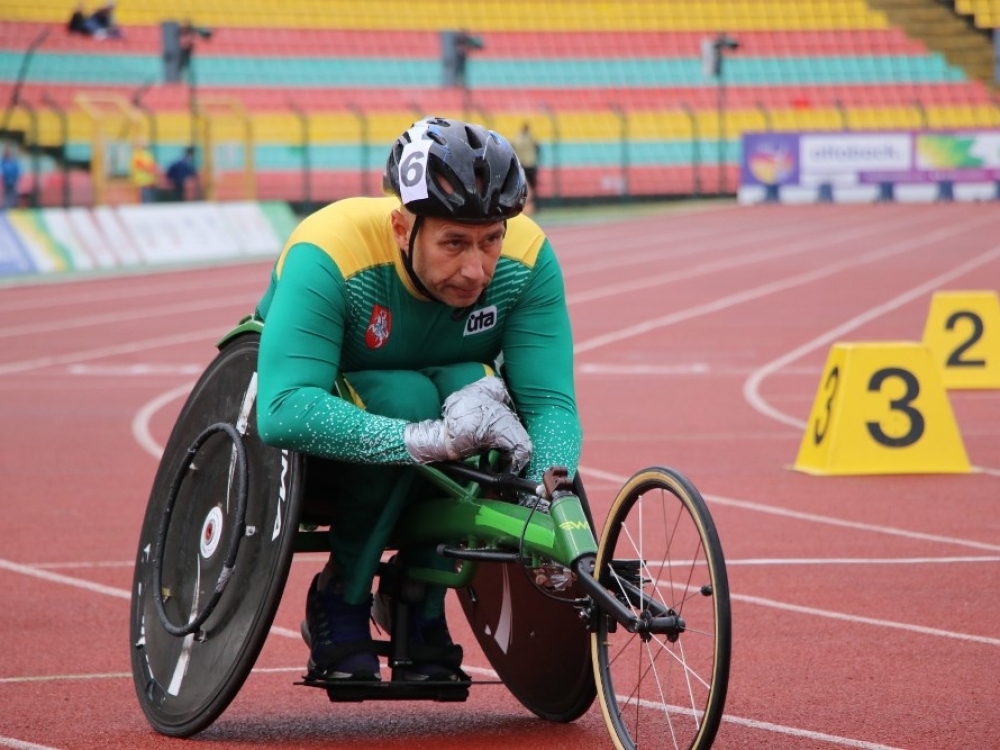 „Sportavimas yra naudingas, bet išlieka rizika persitreniruoti. Noriu pabrėžti, kad ir aš ne iškart pradėjau sportuoti visą dieną, prie tokių krūvių ėjau pamažu, kaitaliojau pratimus. Jėgos pratimų ir negalėtum daryti visą dieną, tad po valandos poros keisdavau juos kitais, lengvesniais, lavinančiais kitas fizines savybes“, - sako Lietuvos sporto universiteto docentas ir treneris Kęstutis Skučas.