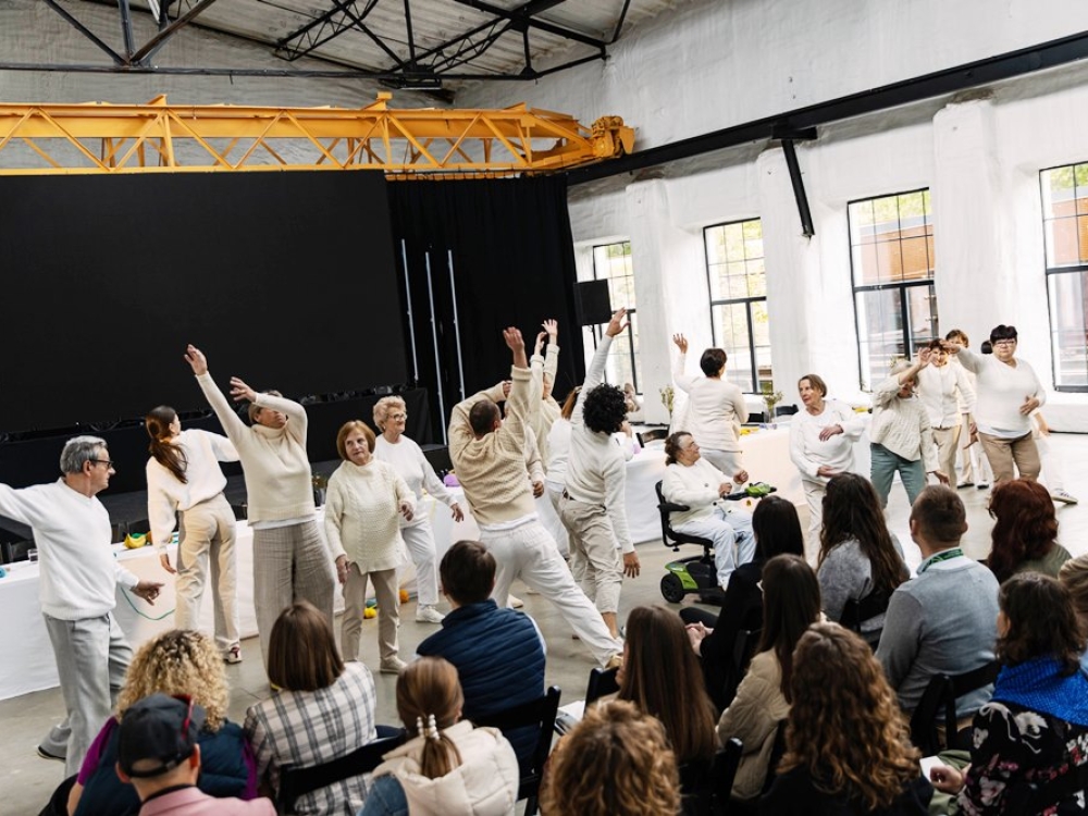 Konferencija „Standartai keičia(si)“ šiemet prasidėjo simboliškai – choreografių Agnietės Lisičkinaitės ir Gretos Grinevičiūtės sukurta šokio miniatiūra „Šokti 1000 metų“. Joje pasirodė jungtinė skirtingų kartų atstovų, negalią turinčių žmonių ir profesionalių šokėjų komanda, pareiškusi, kad tikroji įtrauktis gimsta ne deklaracijose, bet gyvenime.