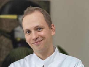 „Pacientams visada sakau: tik nenukepkite. Nudegimas yra atskiras rizikos veiksnys. Kuo daugiau turime nudegimų saulėje, tuo didesnė rizika sirgti odos vėžiu“, - sako VUL Santaros klinikų gydytojas onkodermatologas Justas Arasimavičius.