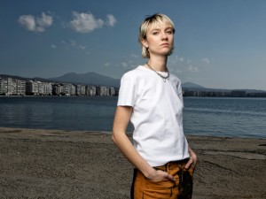 „Atsimenu, man buvo 15 metų, mamos paprašiau, kad nueitume į modelių agentūrą. Ten mane pamatavo, pasakė, kad per šlaunis esu per stora ir man reikia numesti svorio. Išėjome tuomet su mama ir galvojome: „Kažkokia nesąmonė, kam tą svorį mesti?““, - sako filmo „Akiplėša“ režisierė Saulė Bliuvaitė.