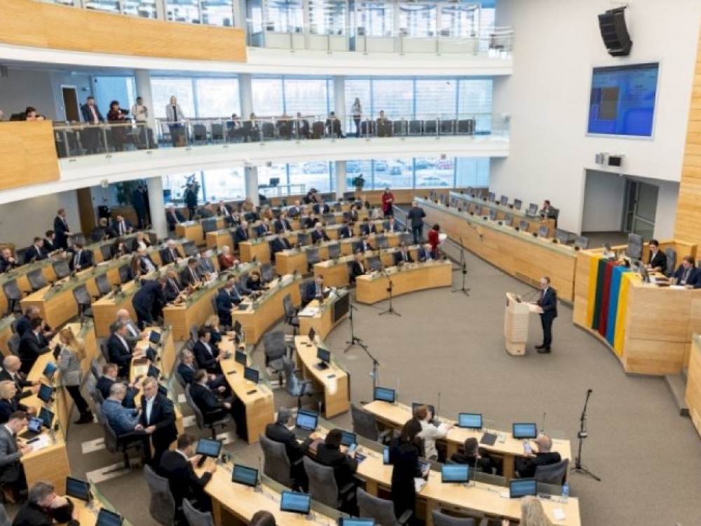 Seimas imasi svarstyti prieštaringai vertinamą priemokų uždraudimą.