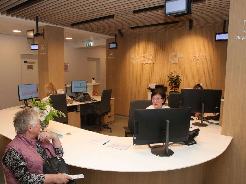 Garliavos medicinos centras su LSMU Kauno ligoninės Konsultacijų poliklinika po renovacijos įkūrė vieną bendrą registratūros patalpą su erdviu pacientų laukiamuoju.