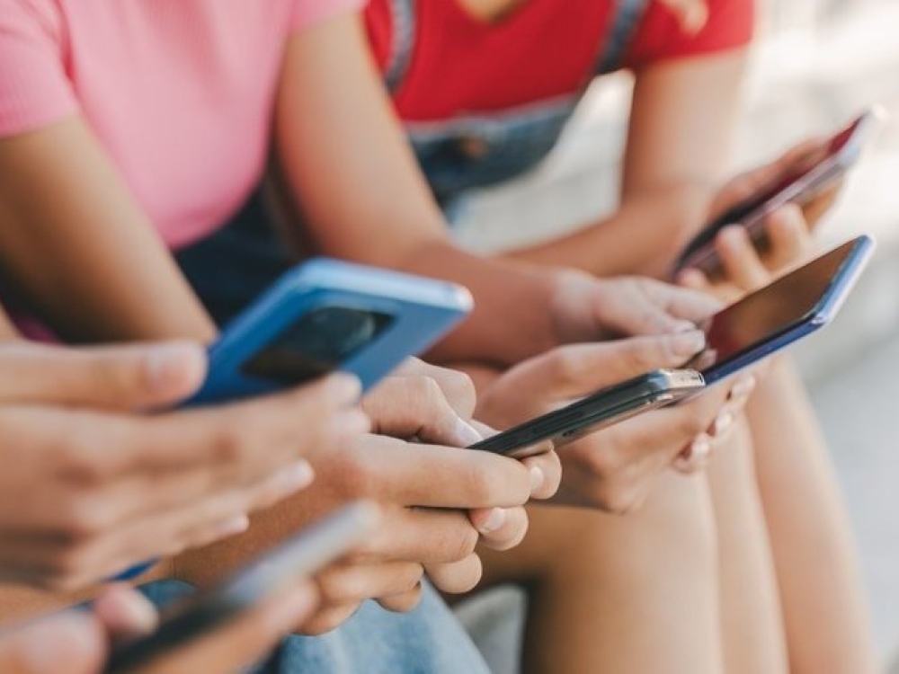 SAM skelbia, kad nuo 2026 metų elgesio priklausomybės, įskaitant priklausomybę kompiuteriams ir socialiniams tinklams, bus oficialiai gydomos valstybinėse gydymo įstaigose. 