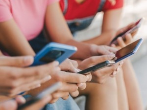 SAM skelbia, kad nuo 2026 metų elgesio priklausomybės, įskaitant priklausomybę kompiuteriams ir socialiniams tinklams, bus oficialiai gydomos valstybinėse gydymo įstaigose. 
