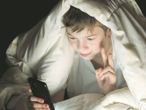 Jei prieš dešimtmetį pirmasis susidūrimas su netinkamu turiniu vidutiniškai įvykdavo 13-14 metų, dabar tai nutinka vaikams vos pasiekus mokyklinį amžių. 