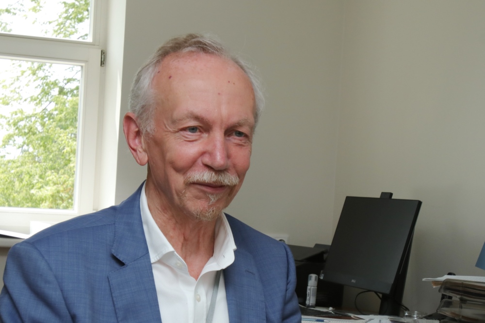 „Vis dėlto man pats mieliausias darbas su pacientais. Tai – sudėtinga, bet nepaprastai prasminga veikla. Kai matai, koks palūžęs žmogus ateina į pirminę konsultaciją, o koks išeina po mėnesio ar kelių, kai ima šypsotis, jam gerėja... Tokie dalykai džiugina ir motyvuoja. Fantastika!“ – sako Klaipėdos psichikos sveikatos centro vyriausiasis gydytojas Aleksandras Slatvickis.