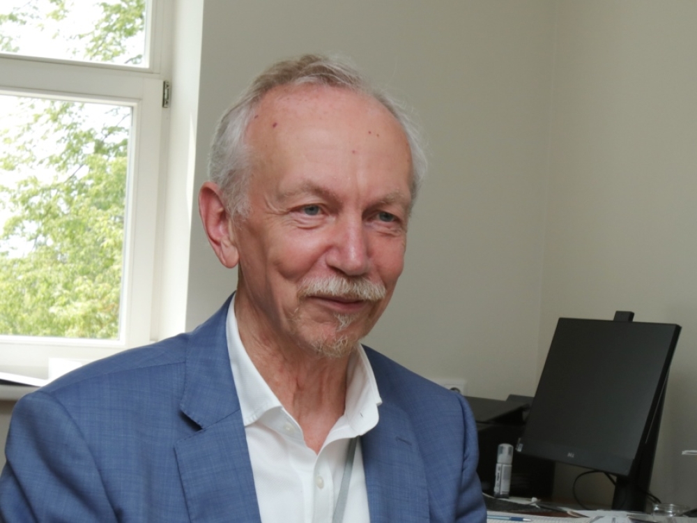 „Vis dėlto man pats mieliausias darbas su pacientais. Tai – sudėtinga, bet nepaprastai prasminga veikla. Kai matai, koks palūžęs žmogus ateina į pirminę konsultaciją, o koks išeina po mėnesio ar kelių, kai ima šypsotis, jam gerėja... Tokie dalykai džiugina ir motyvuoja. Fantastika!“ – sako Klaipėdos psichikos sveikatos centro vyriausiasis gydytojas Aleksandras Slatvickis.