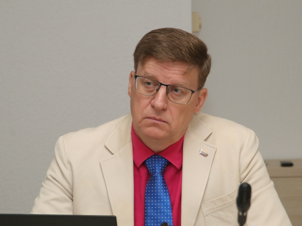 „Reiktų turėti ne pakomitetį, bet naikinti Savižudybių ir smurto komisiją ir įkurti Psichikos sveikatos komisiją, kuri ir nagrinėtų visus svarbius klausimus, susijusius su psichikos sveikata. Tai būtų logiškas veiksmas“, – siūlė buvęs parlamentaras Linas Slušnys.