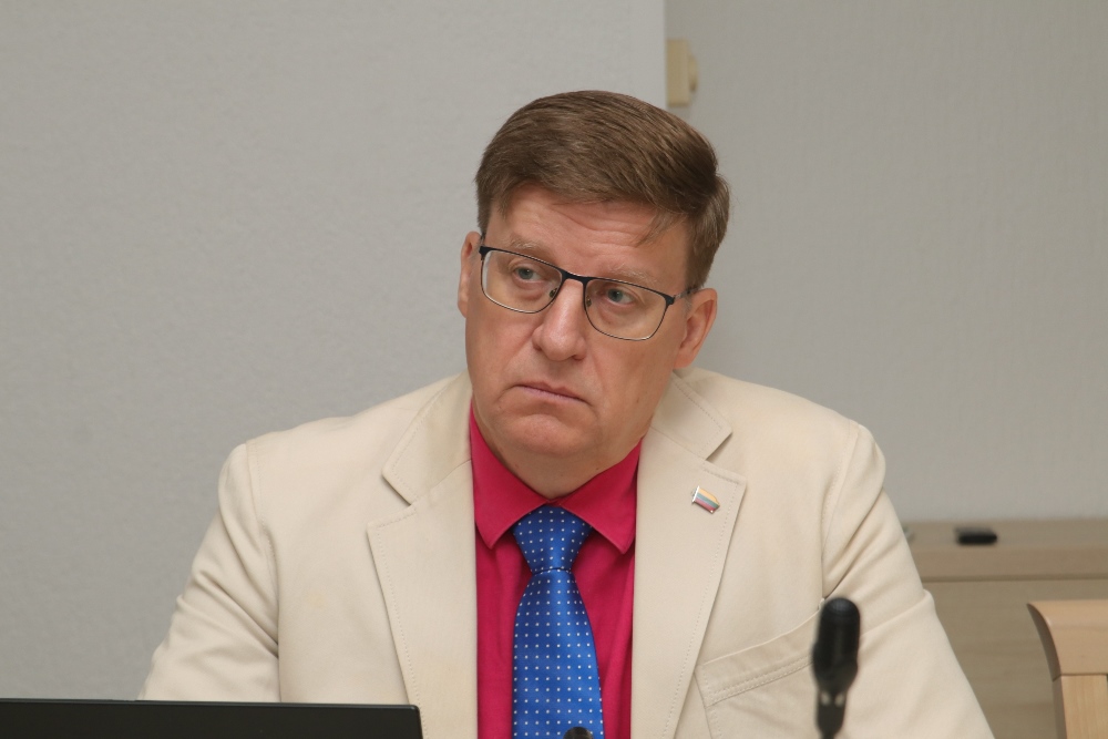 „Reiktų turėti ne pakomitetį, bet naikinti Savižudybių ir smurto komisiją ir įkurti Psichikos sveikatos komisiją, kuri ir nagrinėtų visus svarbius klausimus, susijusius su psichikos sveikata. Tai būtų logiškas veiksmas“, – siūlė buvęs parlamentaras Linas Slušnys.