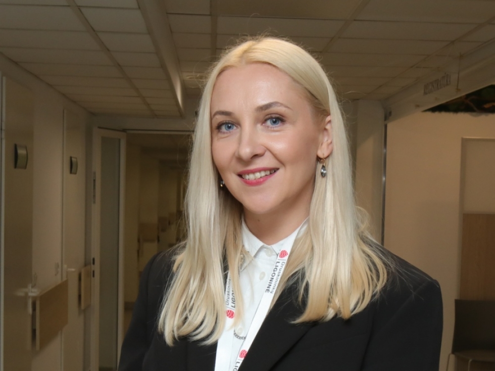 „Norėtųsi, kad visa sveikatos sistema labiau matytų žmogų. Kartais pavargstama ne nuo darbo esmės, o nuo perteklinių reikalavimų, biurokratijos, kuri atitolina nuo to, kas svarbiausia – nuo žmogiško ryšio ir pagalbos“, - sako Druskininkų ligoninės vadovė Evelina Raulušaitienė.