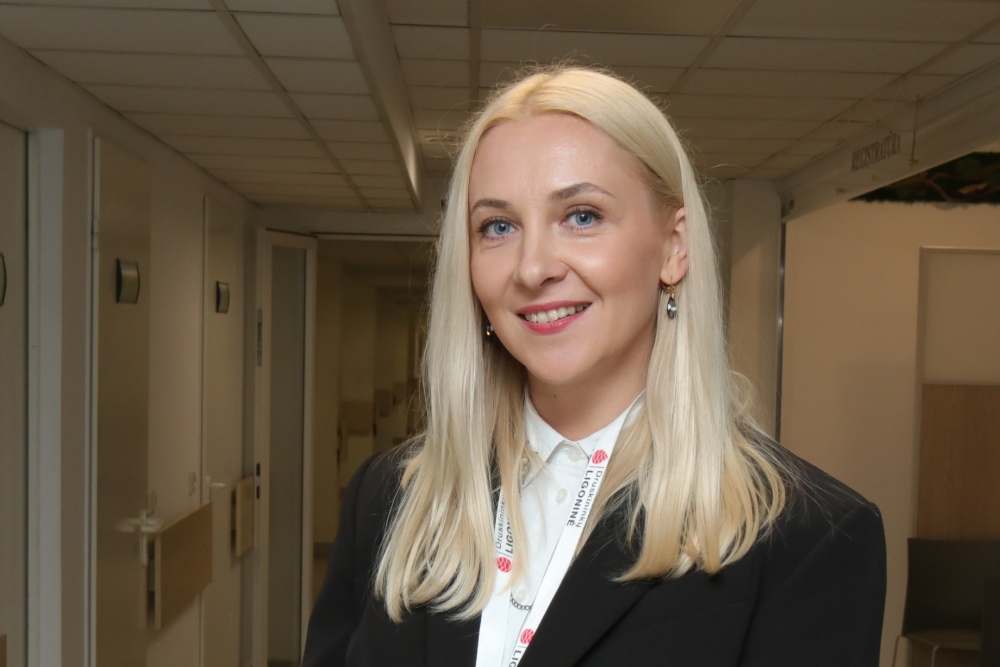 „Norėtųsi, kad visa sveikatos sistema labiau matytų žmogų. Kartais pavargstama ne nuo darbo esmės, o nuo perteklinių reikalavimų, biurokratijos, kuri atitolina nuo to, kas svarbiausia – nuo žmogiško ryšio ir pagalbos“, - sako Druskininkų ligoninės vadovė Evelina Raulušaitienė.