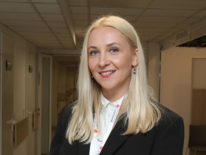 „Norėtųsi, kad visa sveikatos sistema labiau matytų žmogų. Kartais pavargstama ne nuo darbo esmės, o nuo perteklinių reikalavimų, biurokratijos, kuri atitolina nuo to, kas svarbiausia – nuo žmogiško ryšio ir pagalbos“, - sako Druskininkų ligoninės vadovė Evelina Raulušaitienė.