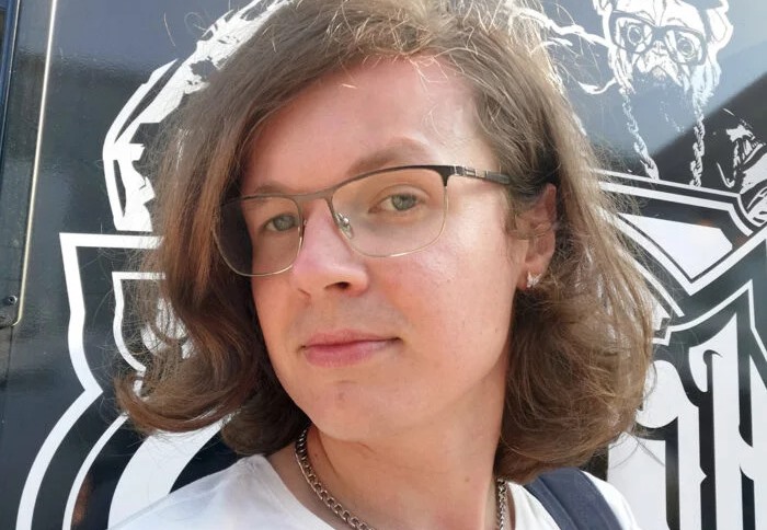 „Prireikė daug terapijos aiškinantis apie save, kaip jaučiuosi, kaip save matau pasaulyje. Ypač padėjo kitų translyčių žmonių turinys, tinklalaidės, informacija. Jaučiant, kad tai su manimi rezonuoja, vieną vakarą tiesiog spragtelėjo – gal aš translytė? Kai tai supratau, viskas pradėjo dėliotis į vietas“, – pasakoja programuotoja Vaida Narušė.