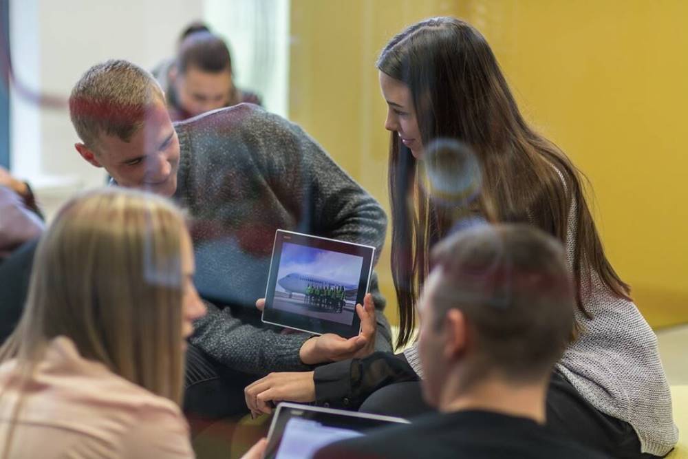 Vilniaus kolegija (VIKO) nusprendė atnaujinti turizmo vadybos studijų programas. Nuo šiol turizmo vadybos studentai galės pasirinkti dvi naujas rinkos tendencijas atliepiančias specializacijas – konferencijų ir renginių verslą bei sveikatos turizmą.