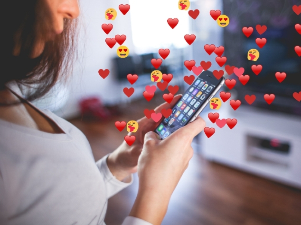 Love bombing arba kitaip – bombardavimas meile terminas pasitelkiamas apibūdinti pernelyg meilų elgesį, kuris paprastai pasireiškia santykių pradžioje. Viena pusė bombarduoja kitą perdėtu meilės ir dėmesio demonstravimu manipuliaciniais tikslais, siekdama įgyti pranašumą ir padidinti priklausomybę.