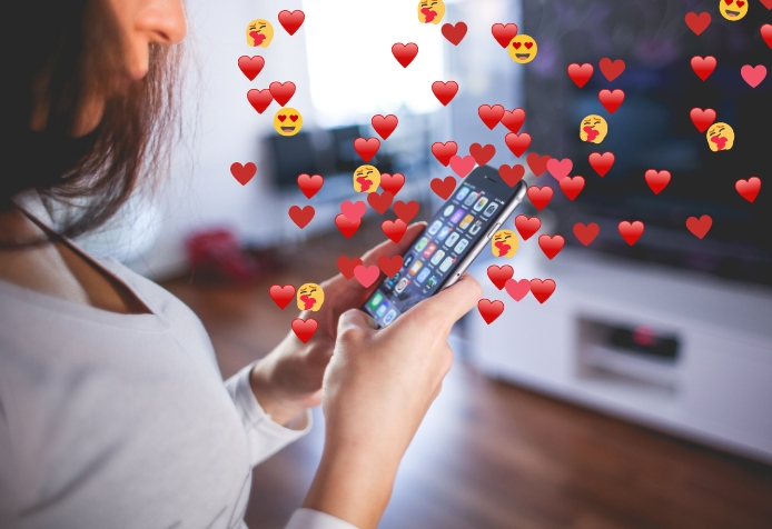 Love bombing arba kitaip – bombardavimas meile terminas pasitelkiamas apibūdinti pernelyg meilų elgesį, kuris paprastai pasireiškia santykių pradžioje. Viena pusė bombarduoja kitą perdėtu meilės ir dėmesio demonstravimu manipuliaciniais tikslais, siekdama įgyti pranašumą ir padidinti priklausomybę.