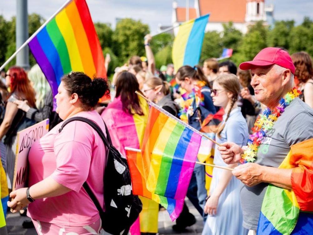 Bendros pasaulinės ir europinės tendencijos rodo, kad LGBTQ+ asmenys turi apie tris kartus didesnę riziką patirti nerimą, depresiją bei galvoti apie savižudybę, palyginti su heteroseksualiais asmenimis.