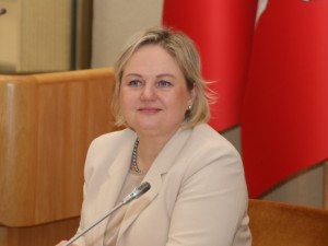 „Nepaisant to, kad visos lėšos dabar sutelktos į gynybą, mūsų prašymai dideli – sveikatos apsaugos sistemai kitiems metams norime, kad būtų skiriama daugiau nei pusė milijardo. Mūsų toks poreikis, tačiau reikia žiūrėti realistiškai. Jei gautume bent pusė tiek, būtų didžiulis išlošis“, – sako sveikatos apsaugos viceministrė Nerija Stasiulienė.