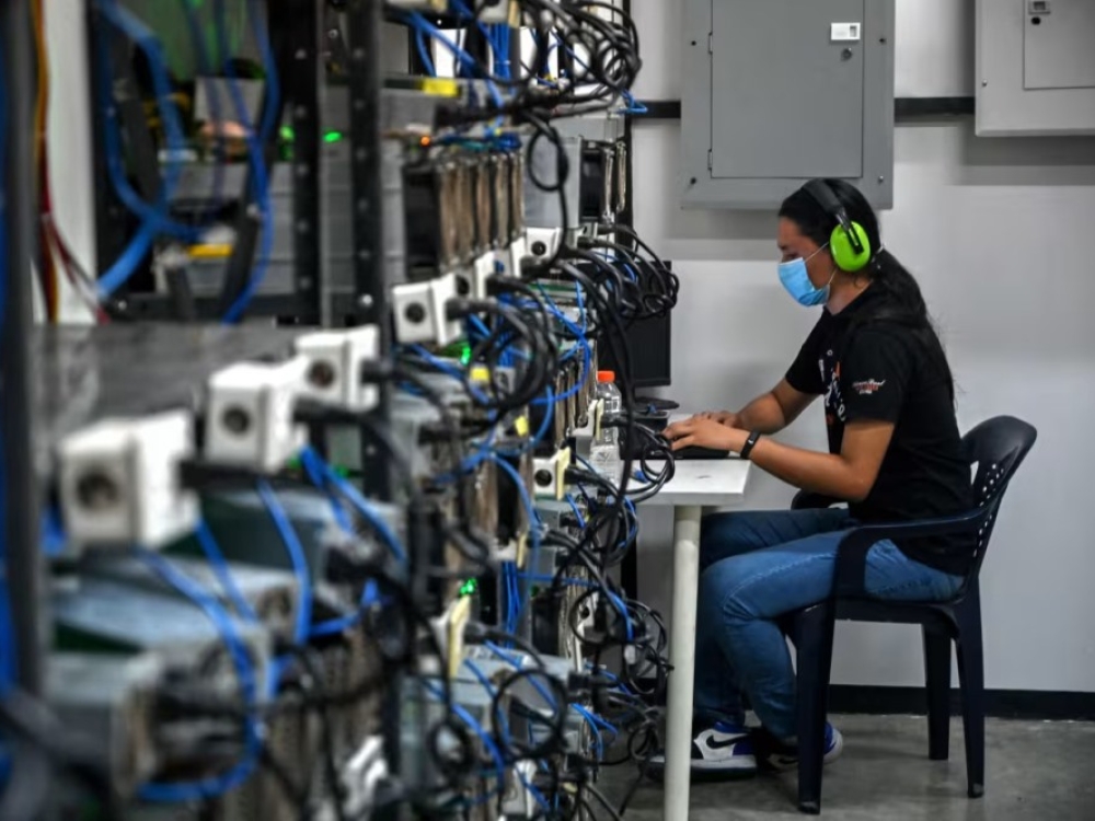 „Bitfarms“ ferma per šešis mėnesius sunaudoja tiek elektros, kiek 47,5 tūkst. šeimų per metus. Fermoje veikia 16,2 tūkst. procesorių – daugiau nei 14 tūkst. jų aušinami ventiliatoriais, beveik 2 tūkst. – skysčiu. Sistema dirba be perstojo, nes bitkoino gamyba vyksta 24 valandas per parą.