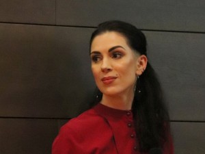 „Nenoriu būti tarp tos dejuojančios, savigailos kupinos masės, kur „viskas blogai, žmonės blogi, niekas nepadeda, švietimo sistema bloga“. To mokau ir Adomą. Bandome veikti ten, kur galime ką nors pakeisti. O jei neturime pasirinkimo, tada tiesiog ieškome kitų sprendimų. Pavyzdžiui, tiesiog šypsotis ir eiti toliau“, - sako aktorė Toma Razmislavičiūtė.