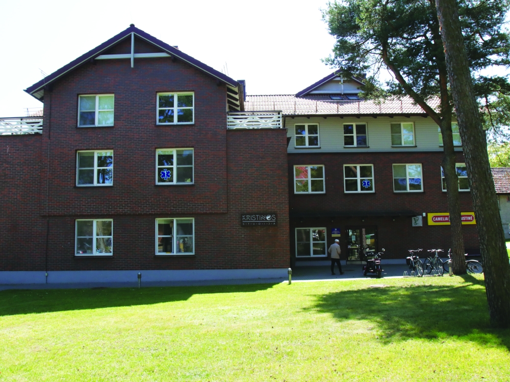Trijų aukštų Neringos PSPC pastate, įsikūrusiame pačiame Nidos centre, 1932 prisirašiusiųjų pacientų labui darbuojasi 32 įstaigos darbuotojai: po šeimos gydytoją Nidoje ir Juodkrantėje, gydytojas odontologas, atliekantis ir burnos chirurgines paslaugas, burnos higienistas.